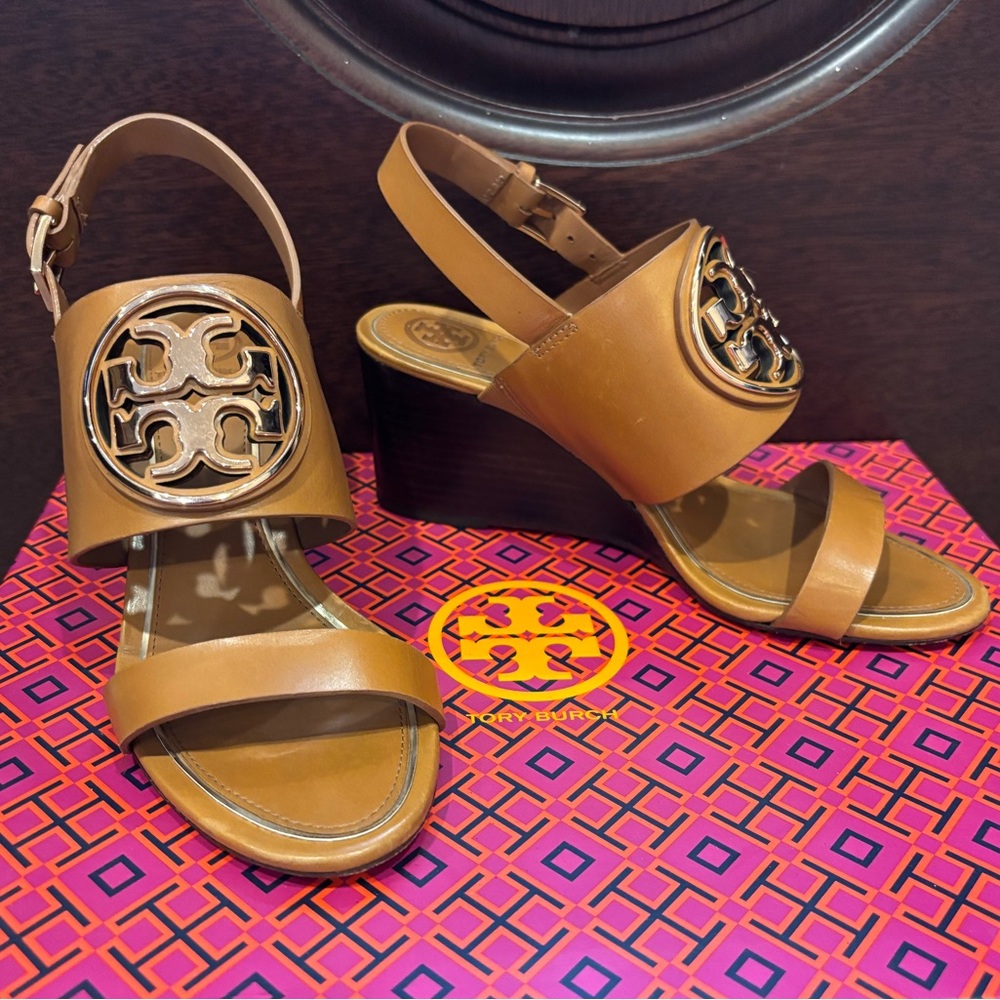 Tory Burch METAL MILLER WEDGE VEG LEATHER Logo Block Heel Tan Sandals Size 5